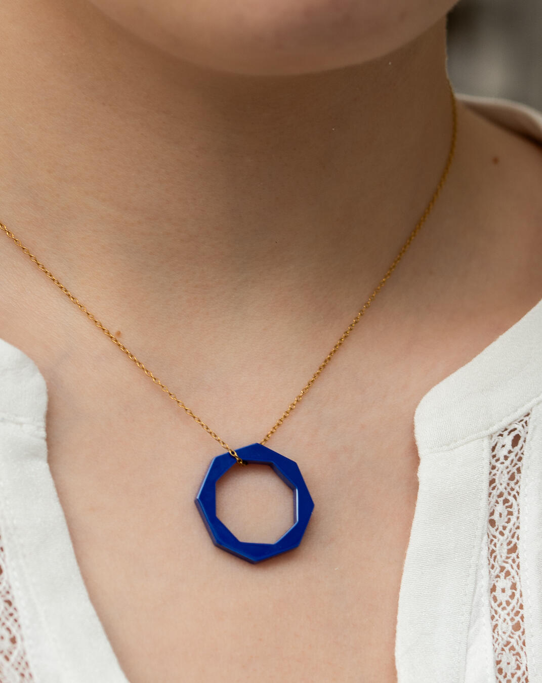 Bijou Octo-Twist en céramique haute performance bleue porté en pendentif