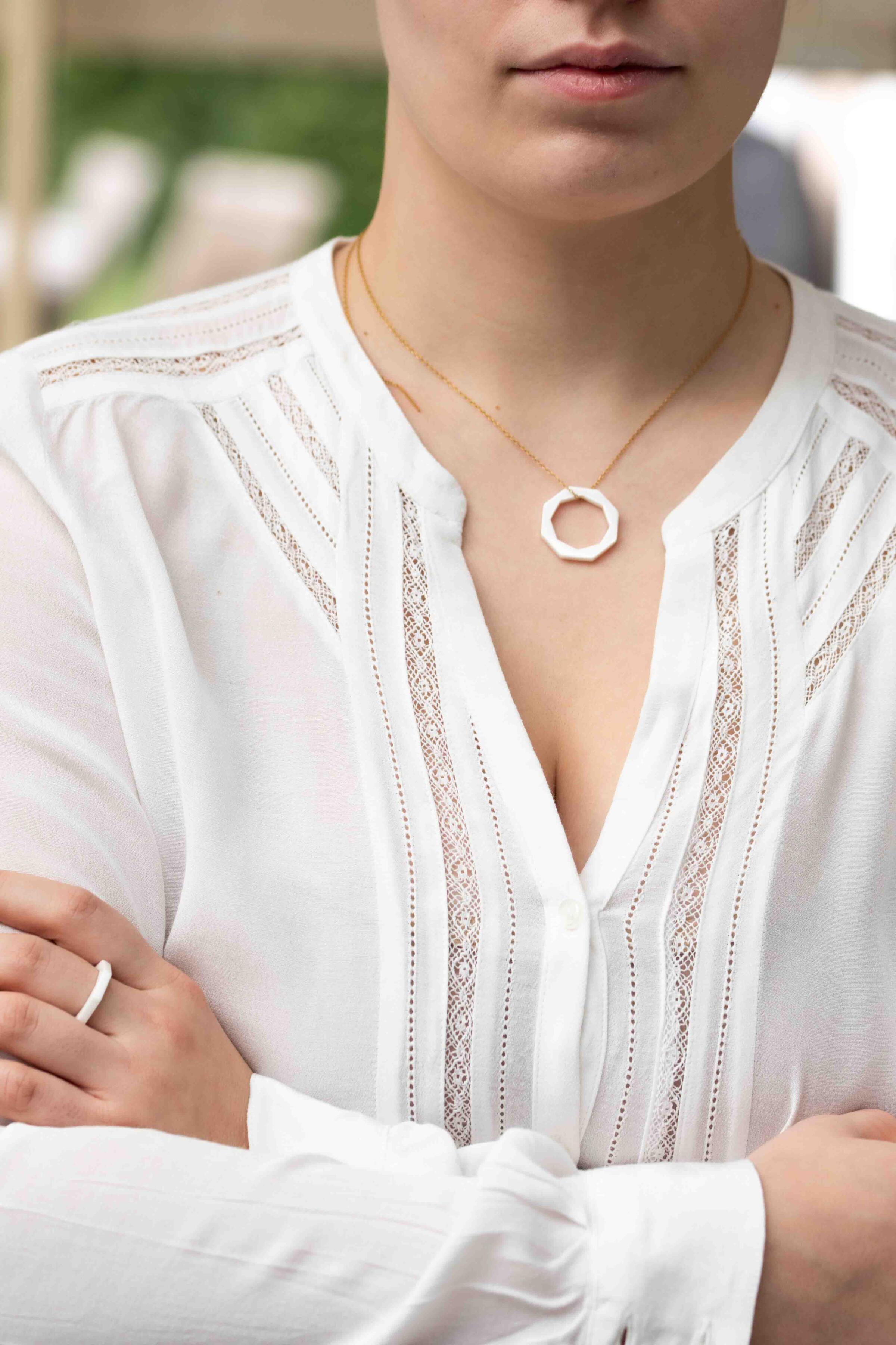 Pendentif Octo-Twist blanc en céramique porté sur chaîne fine dorée