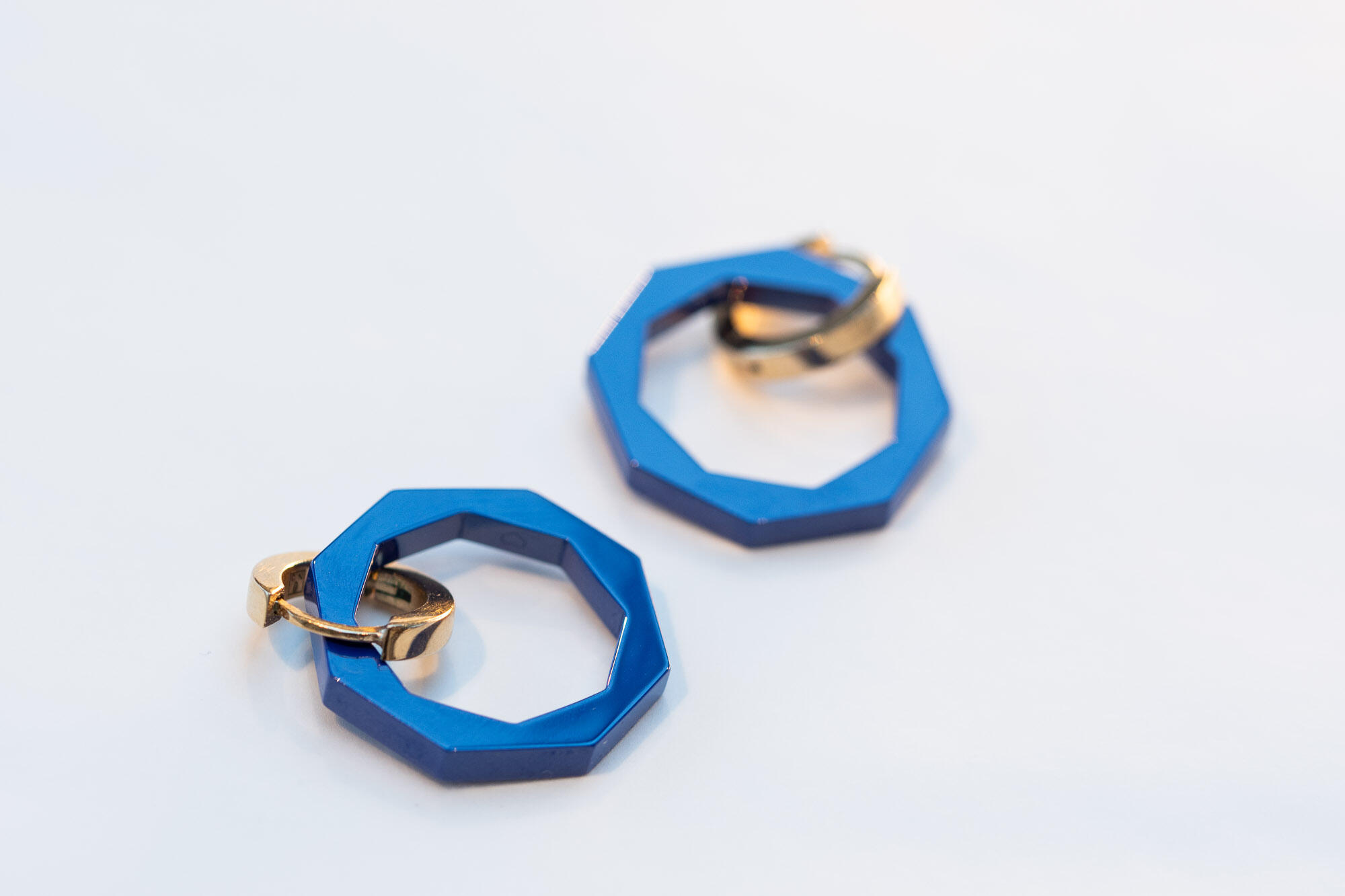 Octo-Twist bleu en céramique associé à des créoles dorées