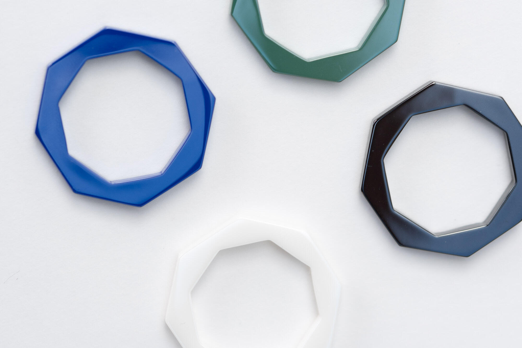 Octo-Twist en céramique décliné en blanc, noir, bleu et vert