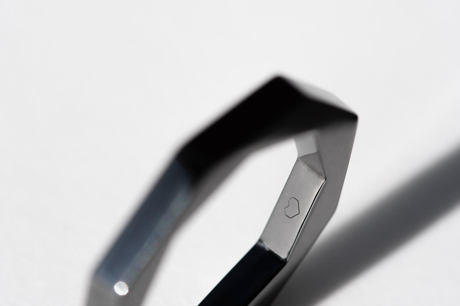 Octo-Twist bleu en céramique technique posé sur fond clair